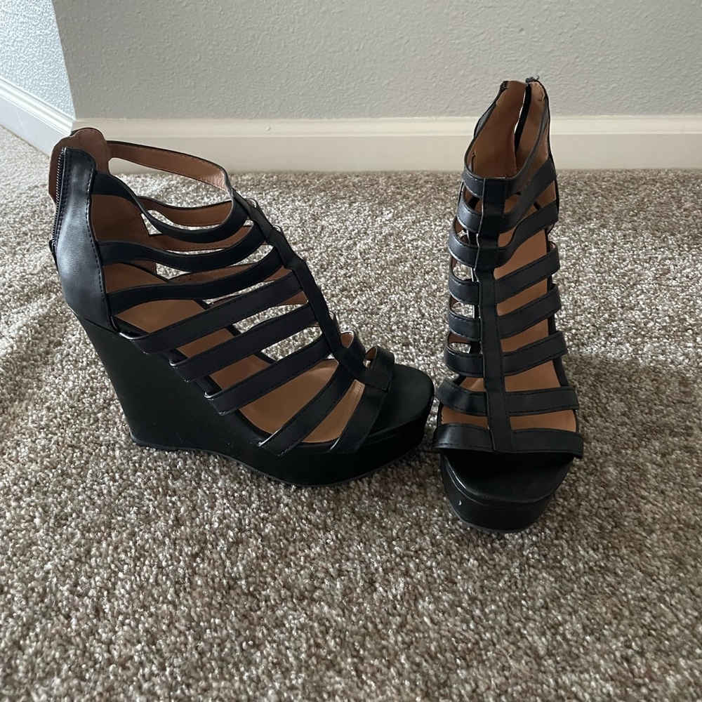 Black wedges